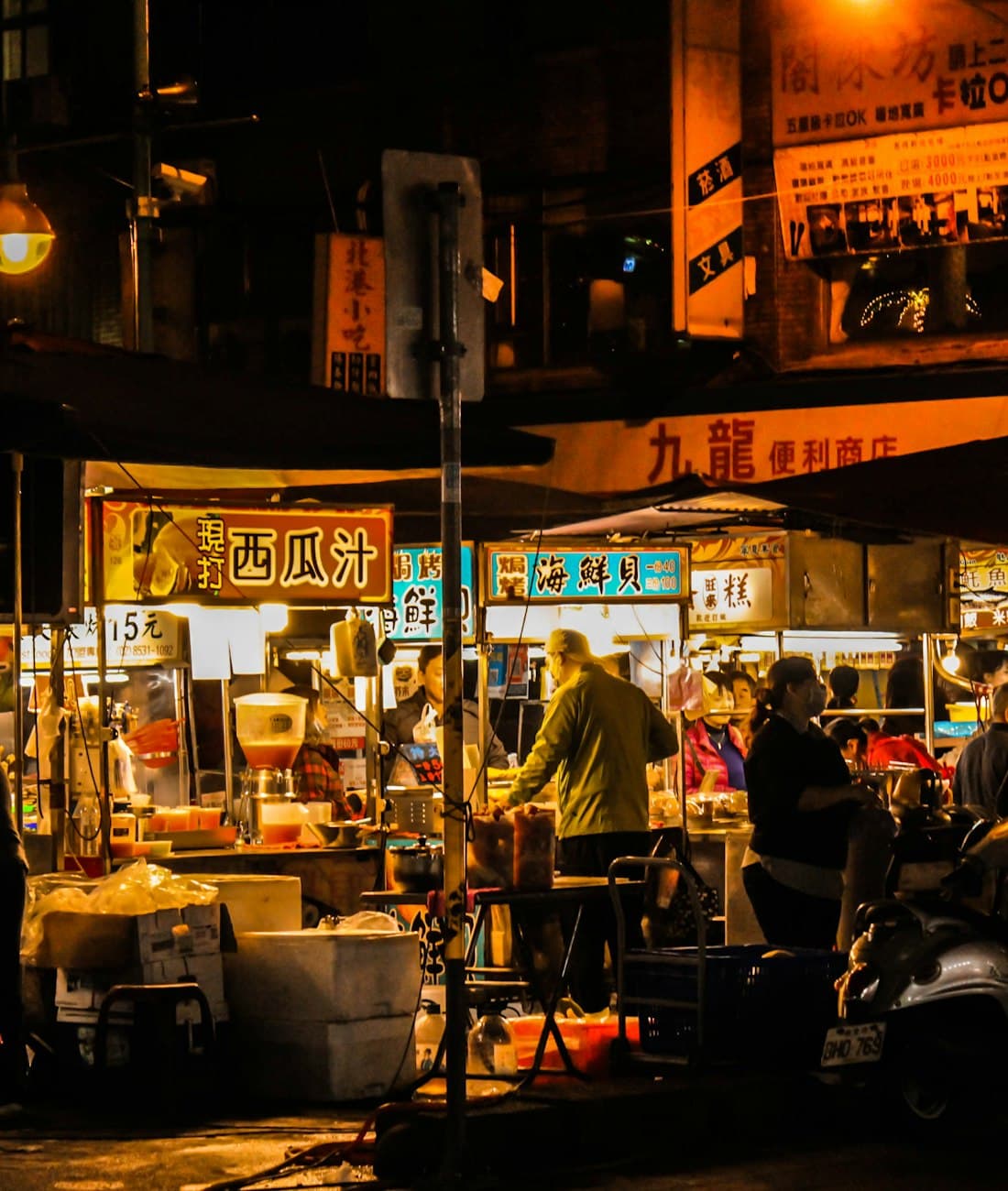 บรรยากาศตลาดยามเย็น ผู้คนกำลังกินอาหาร